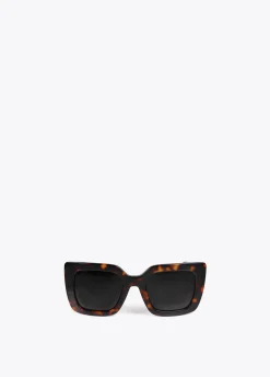 Gafas de sol fabricadas en acetato con forma cuadrada. Varillas personalizadas.