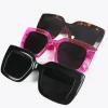 Gafas de sol fabricadas en acetato con forma cuadrada. Varillas personalizadas.