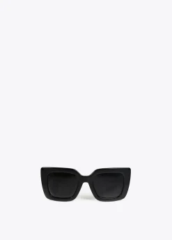 Gafas de sol fabricadas en acetato con forma cuadrada. Varillas personalizadas.