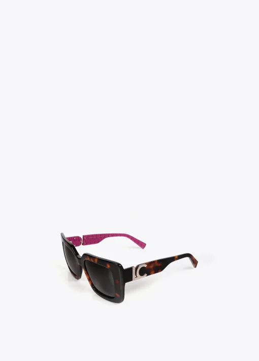 Gafas de sol fabricadas en acetato con forma cuadrada. Varillas personalizadas.