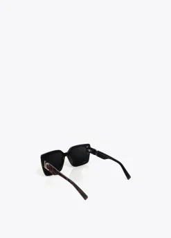 Gafas de sol fabricadas en acetato con forma cuadrada. Varillas personalizadas.