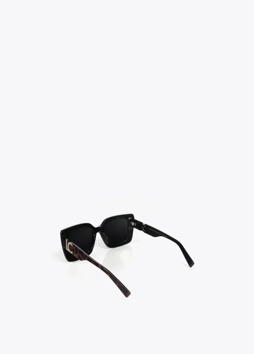 Gafas de sol fabricadas en acetato con forma cuadrada. Varillas personalizadas.