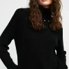 Jersey cuello alto con tachas