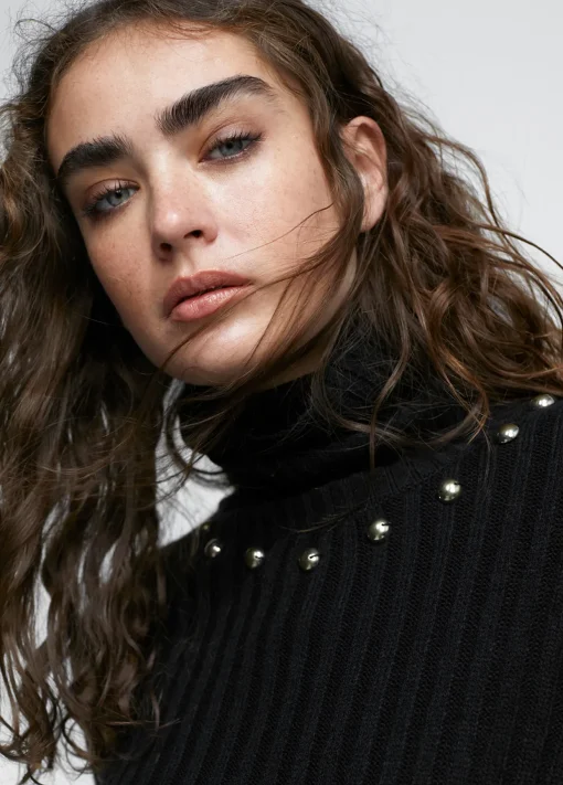 Jersey cuello alto con tachas