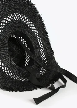 Pamela con flecos y logo