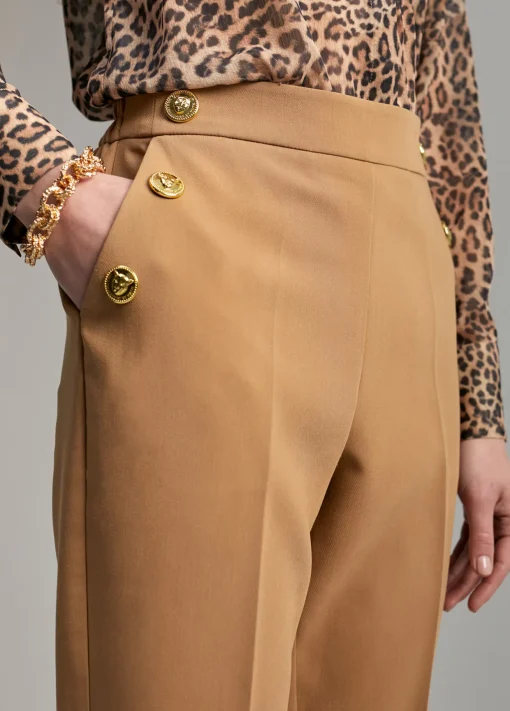 Pantalón detalle botones