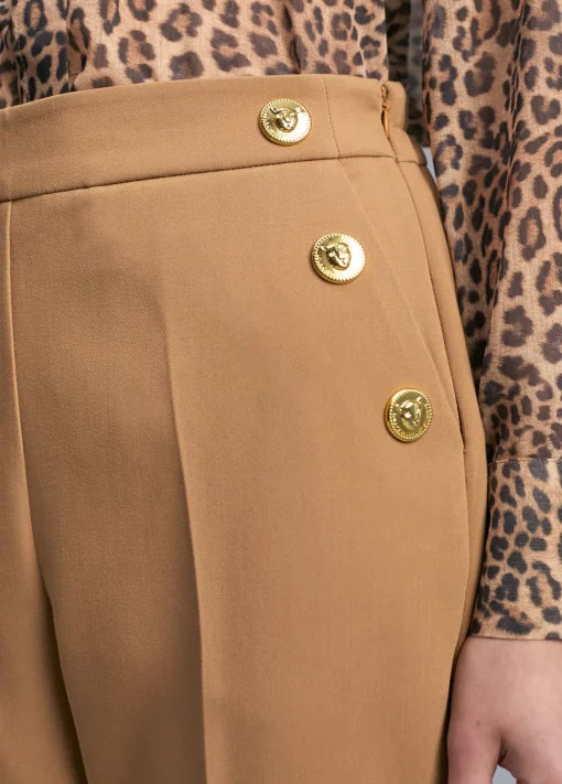 Pantalón detalle botones