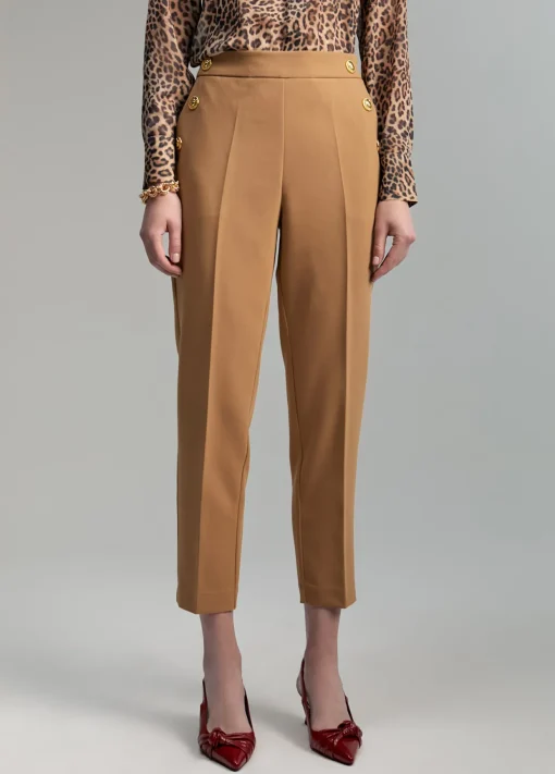Pantalón detalle botones