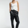 Pantalón efecto piel