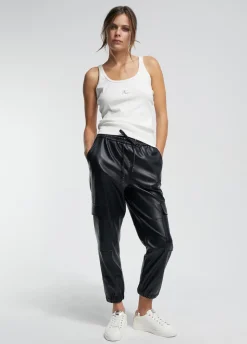 Pantalón efecto piel
