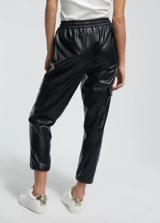 Pantalón efecto piel