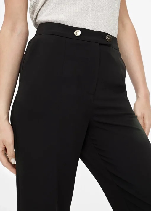 Pantalón recto detalle botón