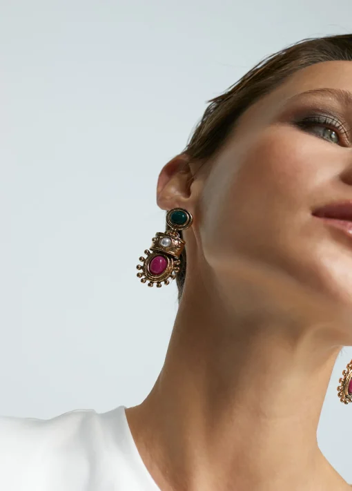 Pendientes dorados con piedras