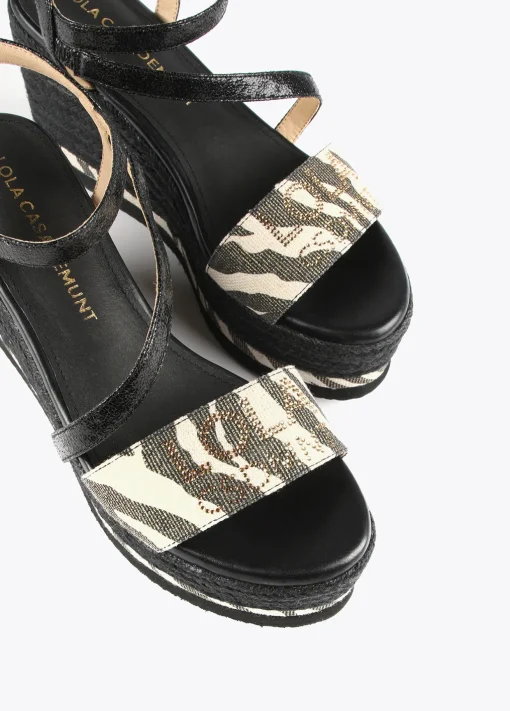 Sandalia cuña negra y animal print