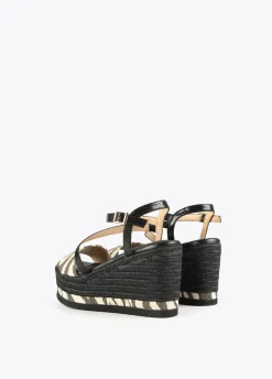 Sandalia cuña negra y animal print