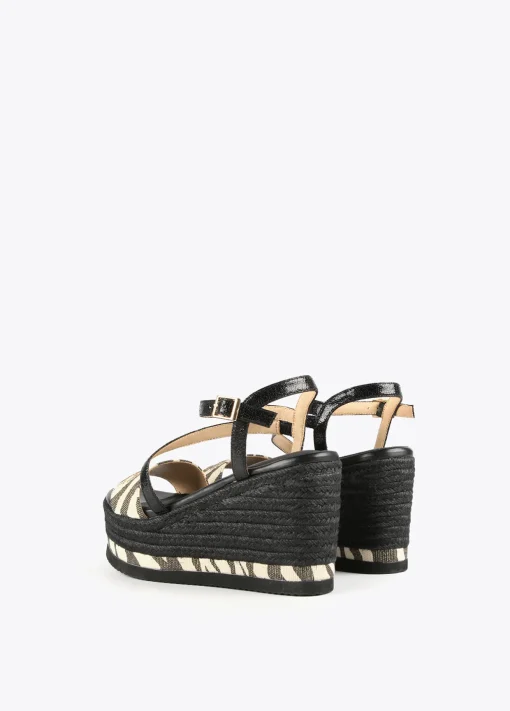 Sandalia cuña negra y animal print