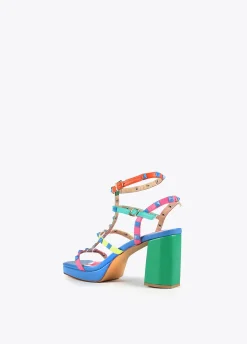 Sandalia de tacón con tiras multicolor