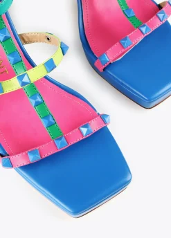 Sandalia de tacón con tiras multicolor