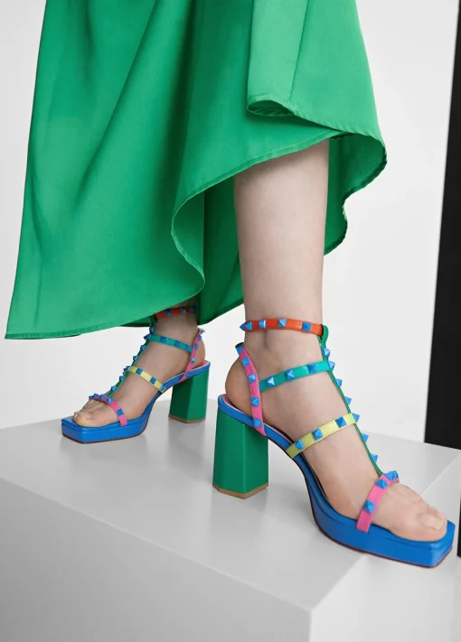 Sandalia de tacón con tiras multicolor