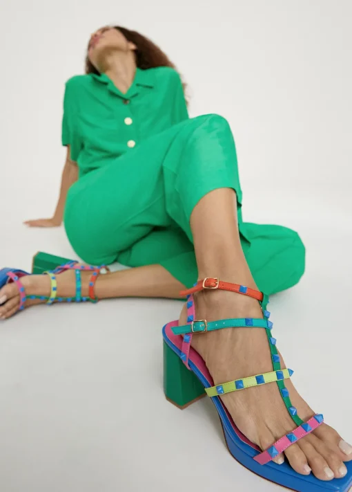 Sandalia de tacón con tiras multicolor