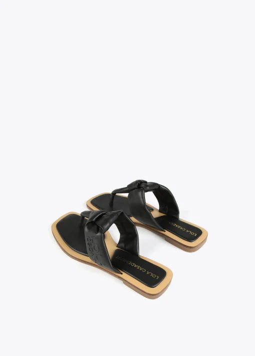 Sandalia plana de dedo