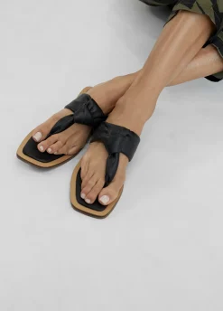 Sandalia plana de dedo