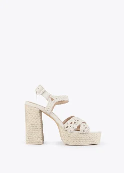 Sandalia plataforma y efecto crochet