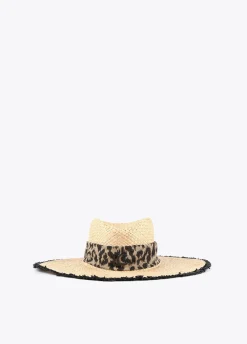 Sombrero con ala ancha