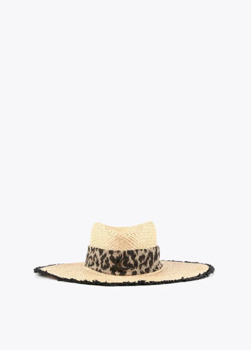 Sombrero con ala ancha