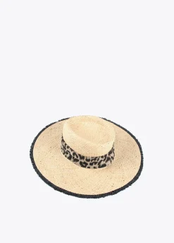 Sombrero con ala ancha