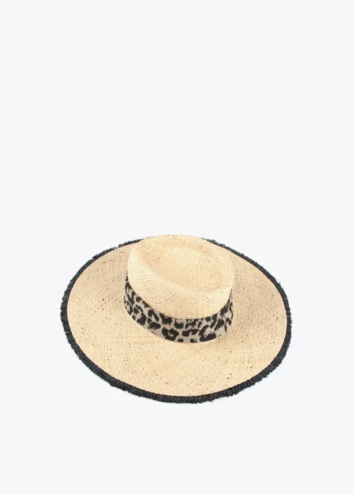 Sombrero con ala ancha