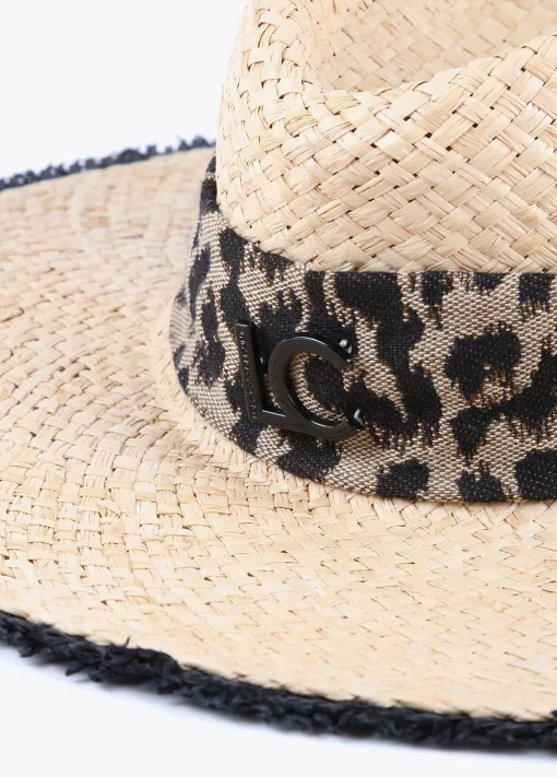 Sombrero con ala ancha