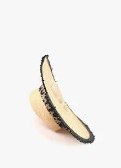 Sombrero con ala ancha