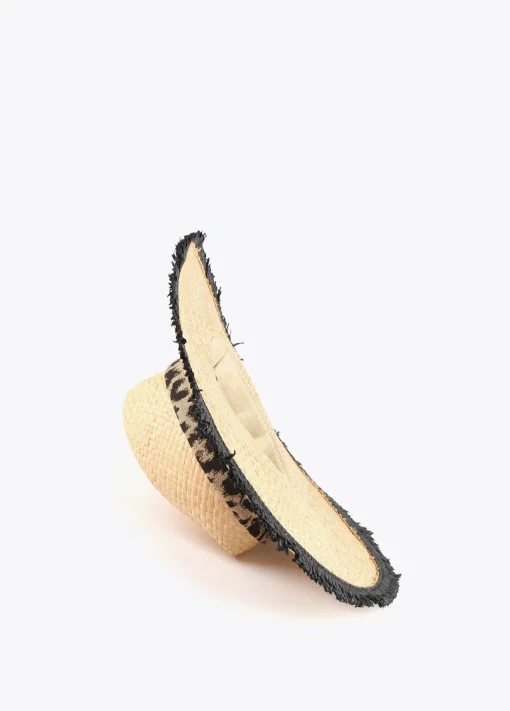 Sombrero con ala ancha