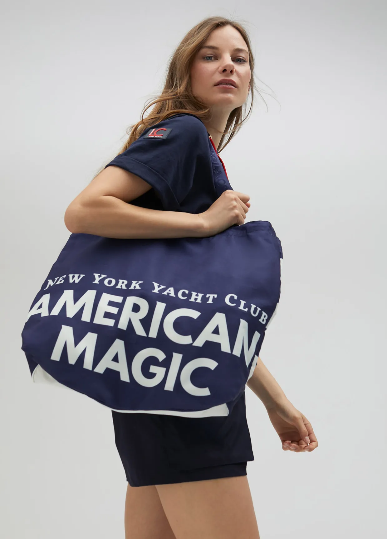 Tote bag de color azul American Magic - Lola Casademunt