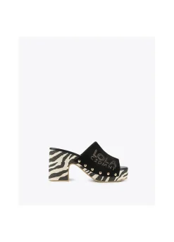 Zueco suela zebra y logo dorado.