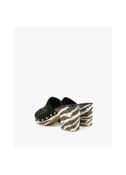 Zueco suela zebra y logo dorado.