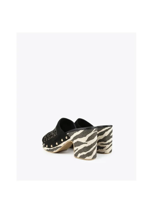 Zueco suela zebra y logo dorado.